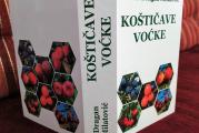 Nova knjiga - monografija "KOŠTIČAVE VOĆKE". 
Autor: prof. dr Dragan Milatović. 
780 stranica (sa reklamama 832), tvrd povez, sve stranice u boji. 
Obuhvata pet vrsta voćaka: ŠLJIVA, BRESKVA, KAJSIJA, TREŠNJA i VIŠNJA.

Kod svake vrste opisana su sledeća poglavlja:
PRIVREDNI ZNAČAJ 
	Hemijski sastav i nutritivna vrednost šljive
	Lekovita svojstva šljive
POREKLO, ISTORIJA GAJENJA I PROIZVODNJA 
	Poreklo i istorija gajenja
	Proizvodnja u svetu i Srbiji
SISTEMATSKO MESTO 
	Opis vrsta 
MORFOLOŠKE I FIZIOLOŠKE OSOBINE 
	Morfologija šljive
	Životni ciklus šljive
	Godišnji ciklus šljive
OPLEMENJIVANJE I SORTE 
	Ciljevi oplemenjivanja
	Programi oplemenjivanja 
	Sorte (opisano je 355 sorti: 54 šljive, 152 breskve, 45 kajsije, 66 trešnje i 38 višnje)
PODLOGE 
	Generativne podloge
	Vegetativne podloge
EKOLOGIJA 
TEHNOLOGIJA GAJENJA 
	Proizvodnja sadnica 
	Podizanje zasada 
	Rezidba i uzgojni oblici 
	Održavanje zemljišta u zasadu 
	Mineralna ishrana i đubrenje
	Navodnjavanje zasada 
	Berba plodova 
	Postupci sa plodovima nakon berbe
	Čuvanje plodova 
ZAŠTITA OD PROUZROKOVAČA BOLESTI I ŠTETOČINA
	Bolesti 
	Štetočine 
	Program zaštite 
LITERATURA


