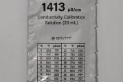 Rastvor za kalibraciju 1413 20ml – za kalibrisanje EC merača

Rastvor za kalibraciju 1413 20ml  kompanije Milwaukee instruments za kalibrisanje EC merača koristi se pri kalibraciji odnosno baždarenju EC merača. Pakovanje od 20ml je u aluminijumskoj kesici vakumski zatvoreno sa rokom trajanja otisnutom na ambalaži.

Za čega se koristi rastvor za kalibraciju?

Rastvor za kalibraciju 1413 20ml kao što mu samo ime kaže koristi se za kalibrisanje EC merača. Ovaj rastvor je precizan na 0.1 decimalu. Tačne je vrednosti 10.01 i njime se kalibrišu svi merni uređaji za merenje elektro provodljivosti rastvora odnosno elektro konduktiviteta.

Kako funkcioniše rastvor za kalibraciju?

Rastvor za kalibraciju ili baždarenje mernih uređaja koristimo tako što u kesicu sa rastvorom uronimo sondu merača koji želimo da kalibriramo. Ovaj rastvor ima stalnu EC vrednost 1413 i pogodan je za univerzalno kalibrisanje merača prilikom merenja i baznih sredina.

Kako se merači kalibrišu?

Obzirom da postoje dve vrste kalibracije merači se kalibrišu dvojako. Mehaničkom kalibracijom ili automatskom kalibracijom. Mehanička kalibracija odnosno ručna kalibracija je način kalibracije kod većine merača kiselosti zemljišta. Automatska kalibracija sreće se kod profesionalnih laboratorijskih instrumenata i aparata.

